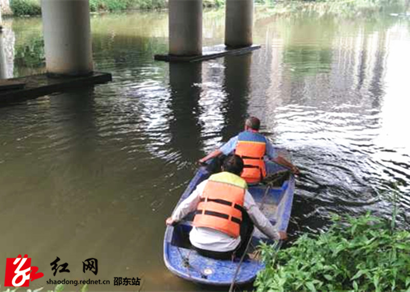 专业人员在打捞河面上的漂移物_副本.jpg